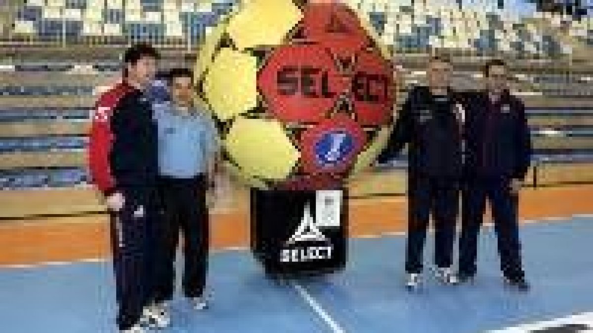 Manolo Cadenas posa junto a los otros tres entrenadores ante un enorme balón de balonmano