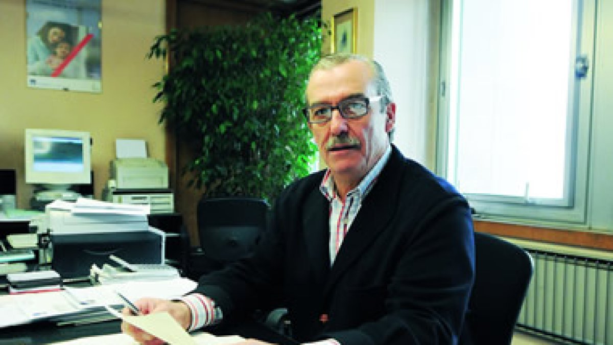 Francisco Ramos-Sabugo, en su despacho con los expedientes de su apellido.