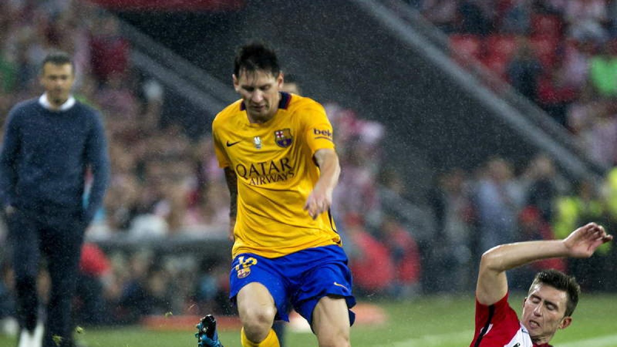 Del acierto de Leo Messi, en la foto cubierto por Laporte, depende la remontada azulgrana.