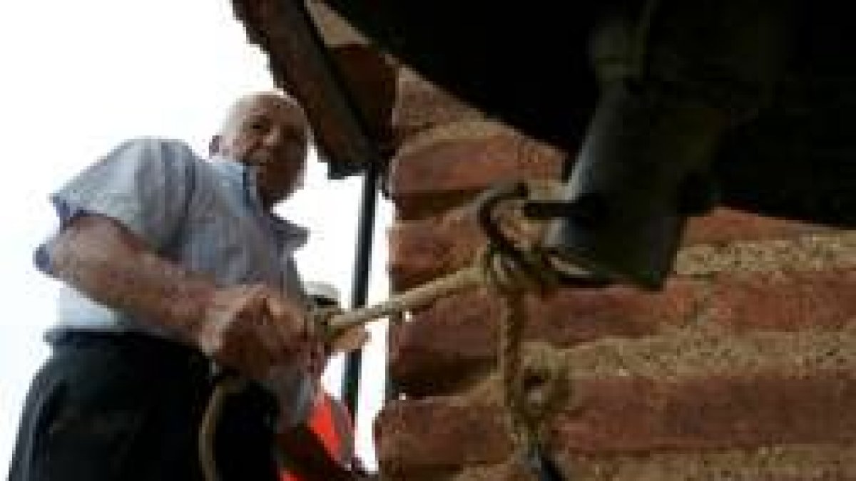 Repique de campanas en la iglesia de Villavante, una gran afición en el pueblo