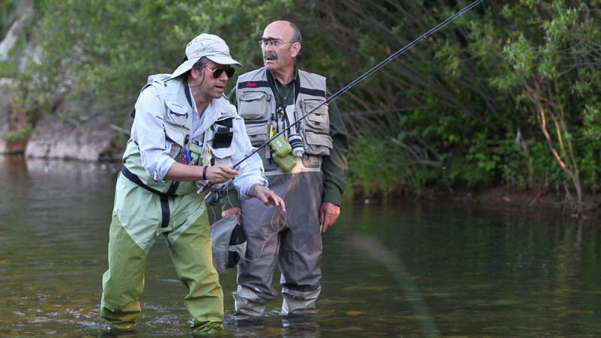 Dos pescadores en uno de los cauces leoneses.