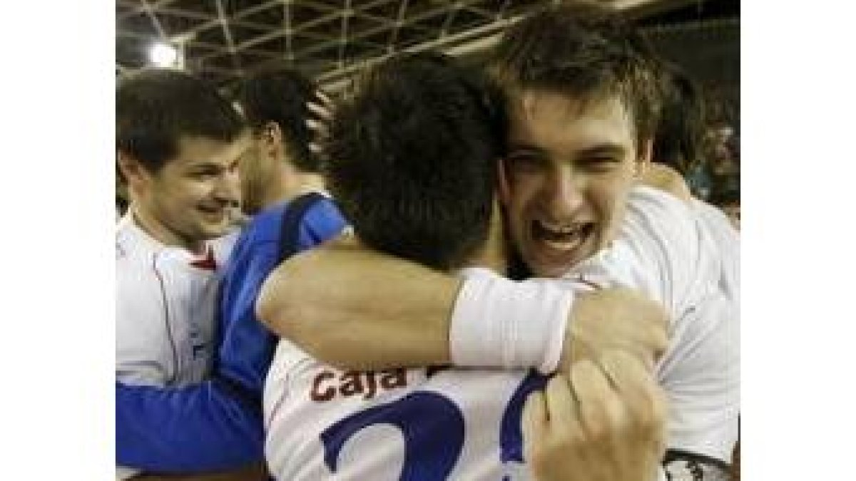 Aginagalde se abraza a Costa y Valçic con Saric al término del encuentro
