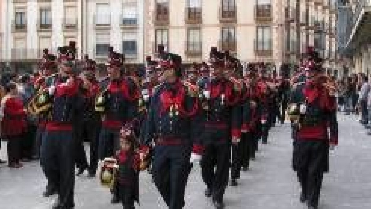 Una de las bandas que tomaron parte en la muestra, desfilando a su llegada a la plaza Mayor