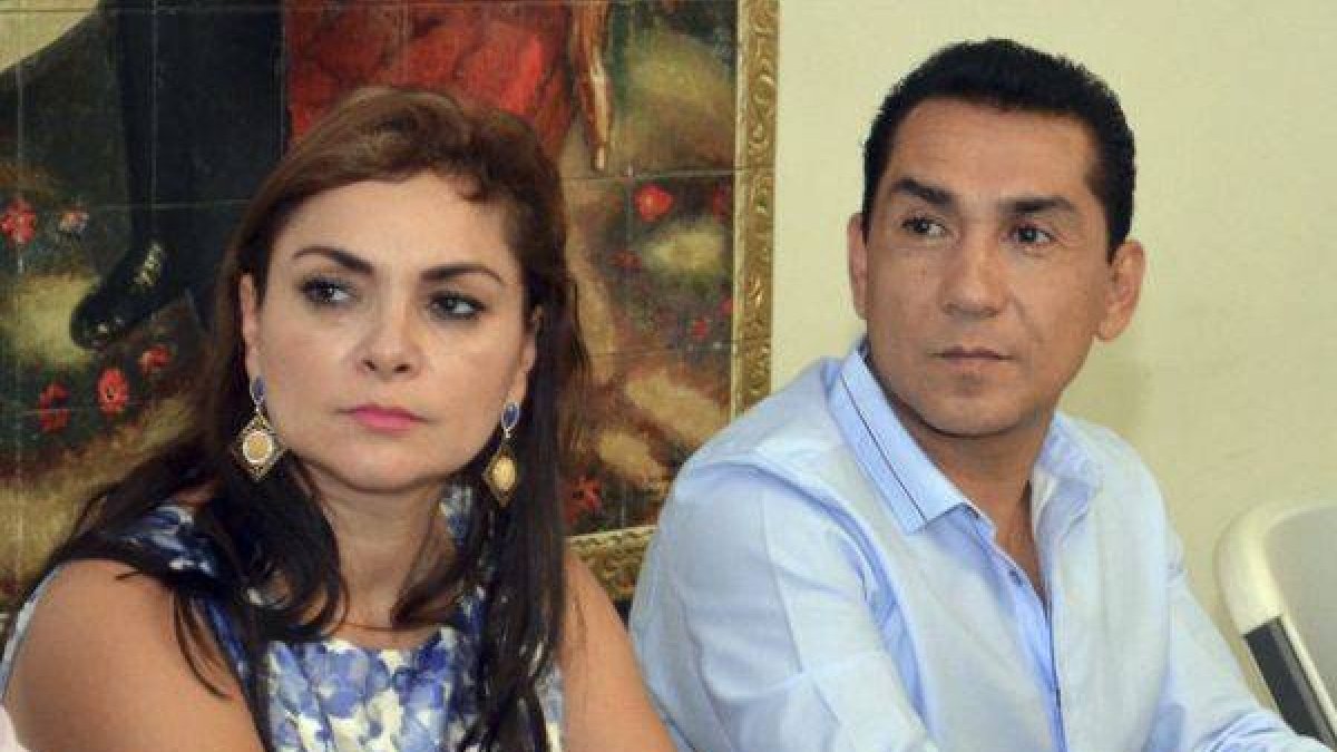 María de los Ángeles Pineda y su esposo en un acto en mayo de este año.
