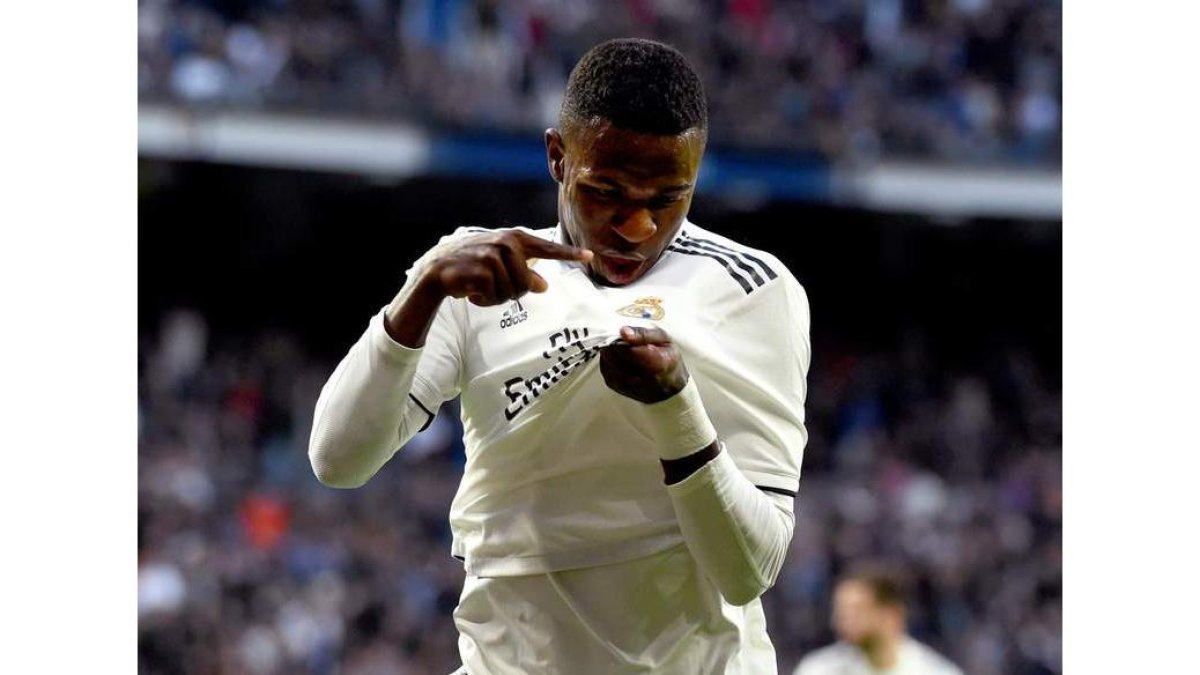 El brasileño Vinicius celebra el primer gol del Madrid ante el Valladolid. FERNANDO VILLAR