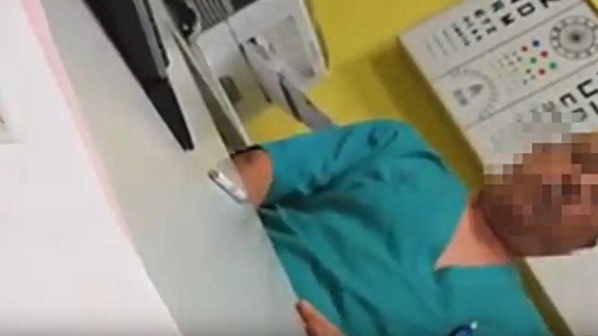 Captura del vídeo que muestra a un médico del centro de salud de Guijuelo masturbándose ante una paciente.