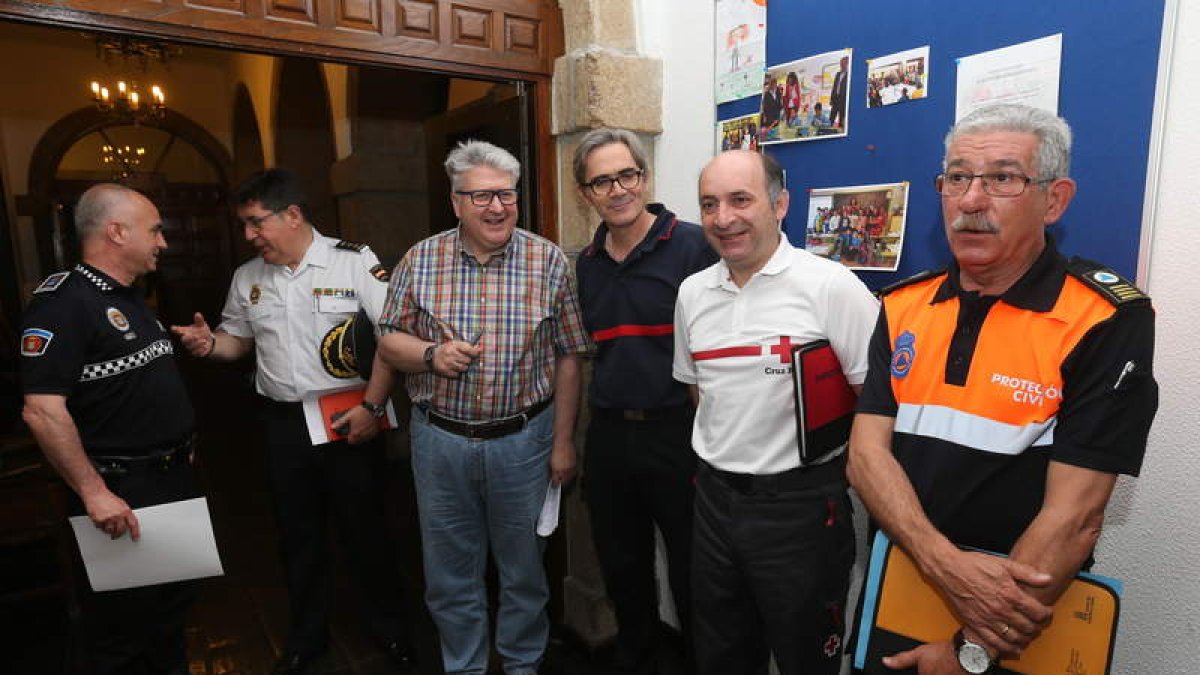 Pereira, De la Torre, Miranda, Valcarce, López y Ezquerro, ayer en la casa consistorial. L. DE LA MATA