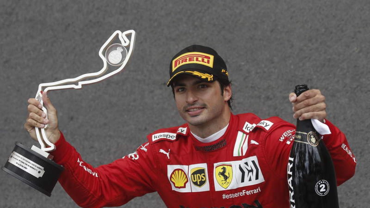El español Carlos Sainz celebra su segundo puesto en el Gran Premio de Mónaco. GONZALO FUENTES