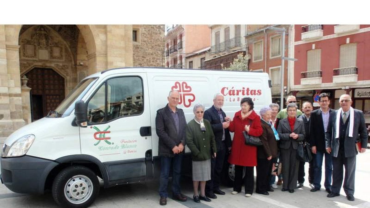 Los responsables de Cáritas y de la Fundación, junto a algunos voluntarios.