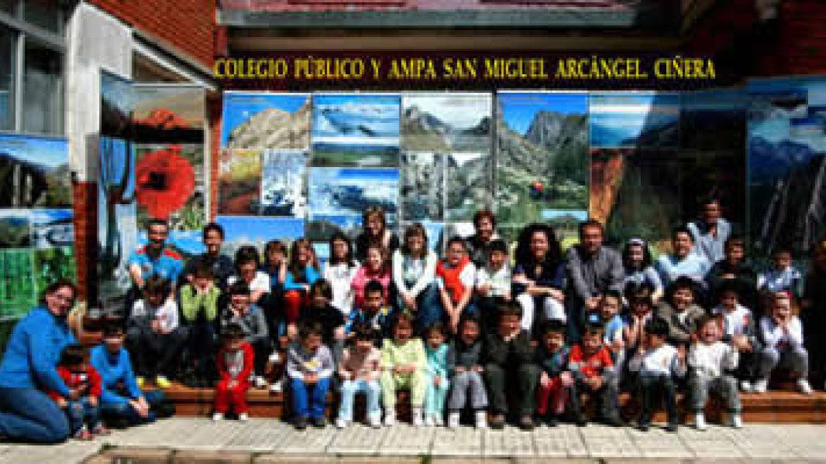 Alumnos y profesores del colegio San Miguel Arcángel que han participado en el proyecto.