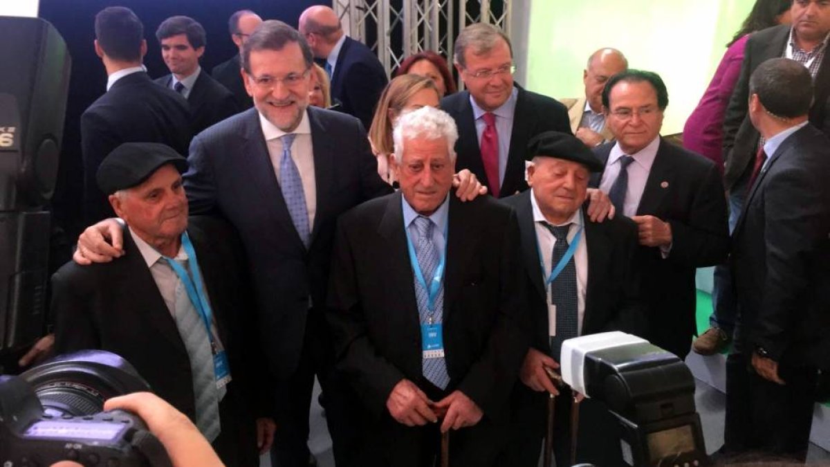 Rajoy con Dionisio, Leoncio e Isidoro, los tres históricos hermanos de Carracedelo que trabajaron en el ferrocarril.