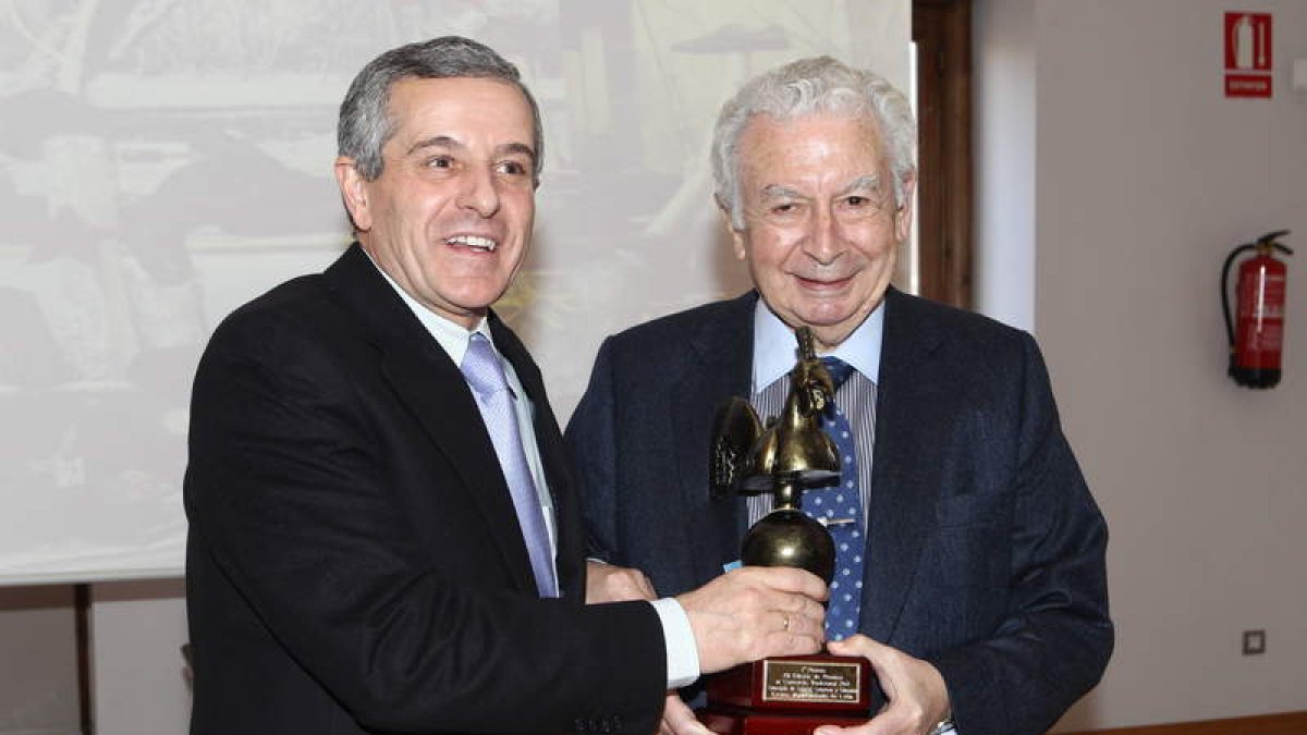 Emilio Gutiérrez entregó el premio a Ángel Martínez ayer en el consistorio de San Marcelo.