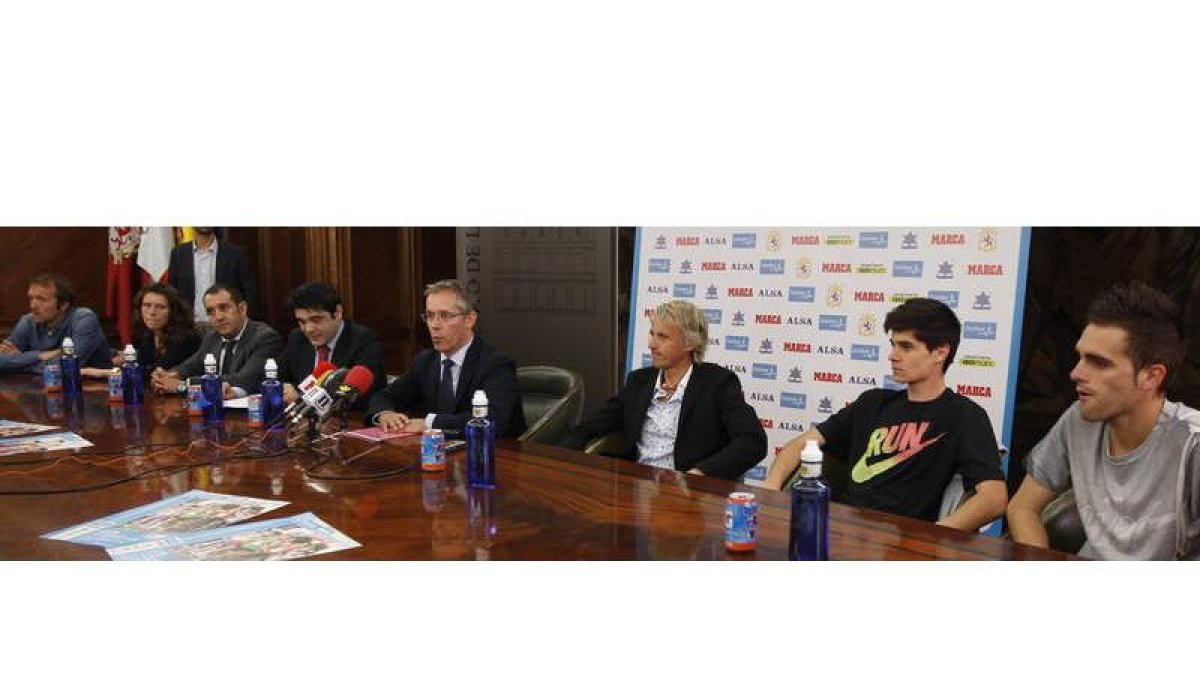 Villacorta, Blanca Fernández, Óscar Barredo, J. María López, López Benito, Calleja, Aláiz y Martos en la presentación de la carrera.