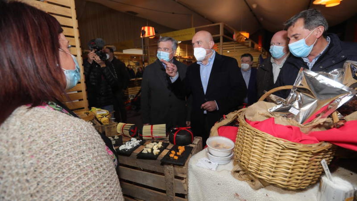 El consejero de agricultura en Biocastanea