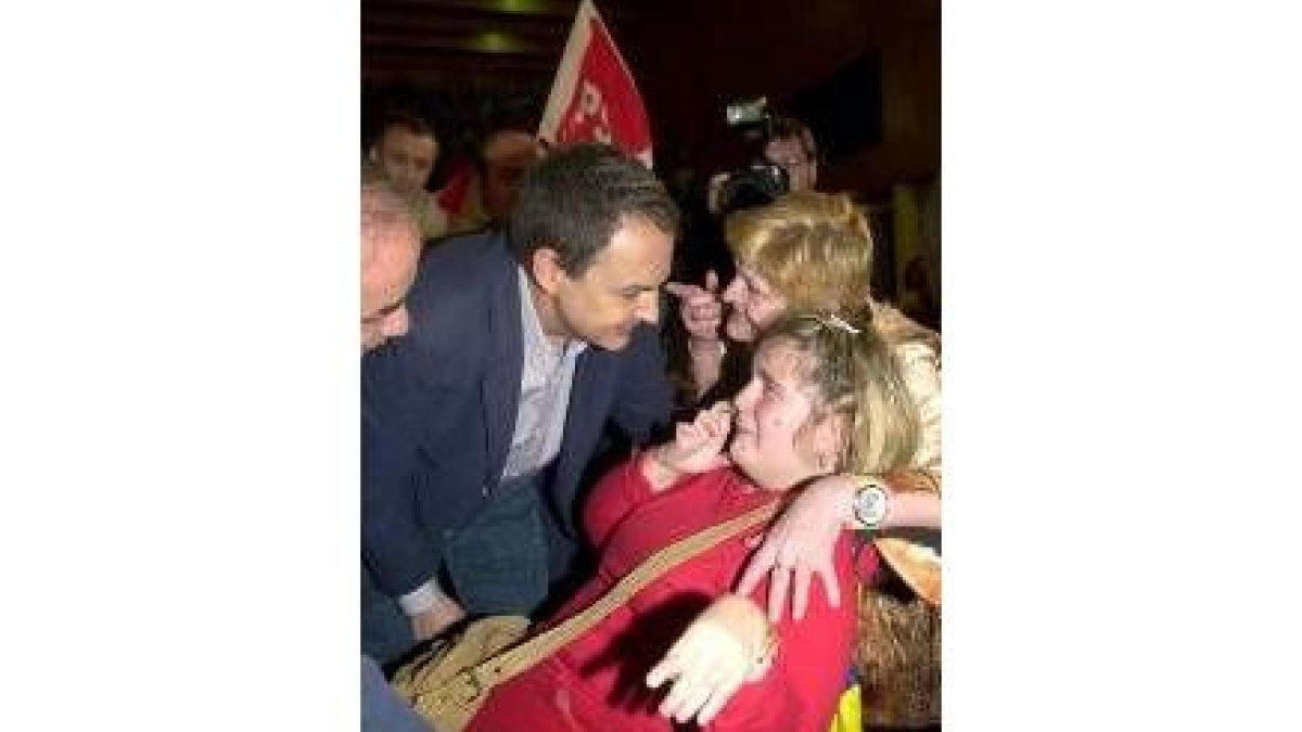 Zapatero saluda a una joven simpatizante en silla de ruedas