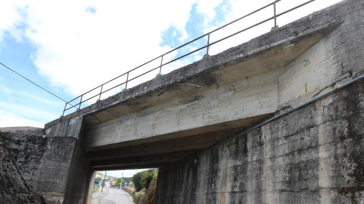 Acceso a la localidad de Posadina, en Cubillos del Sil.