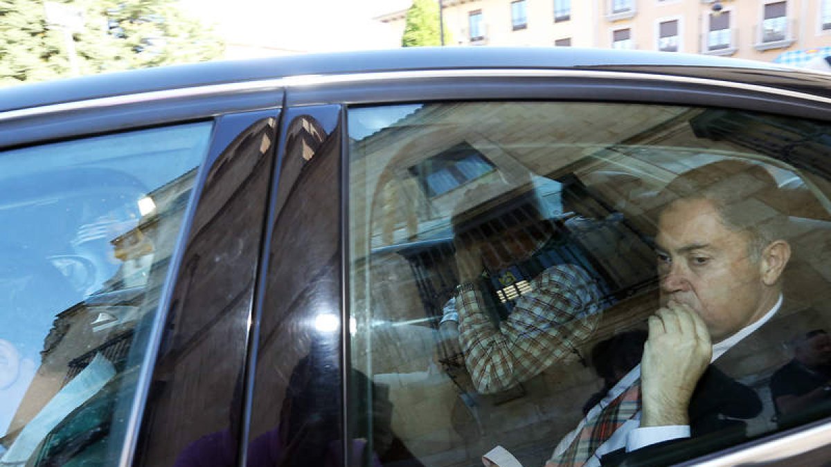 Momento en que Martínez Barazón sale detenido de la Diputación camino a la Comandancia.