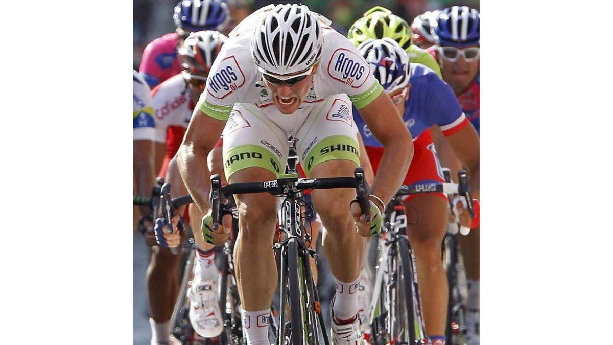 Degenkolb esprinta ante la meta en la quinta etapa.