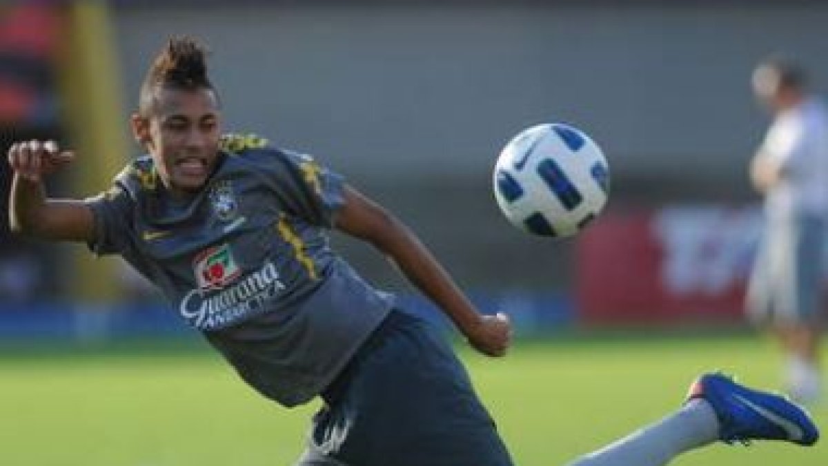 Neymar durante una sesión de entrenamiento con la selección brasileña.