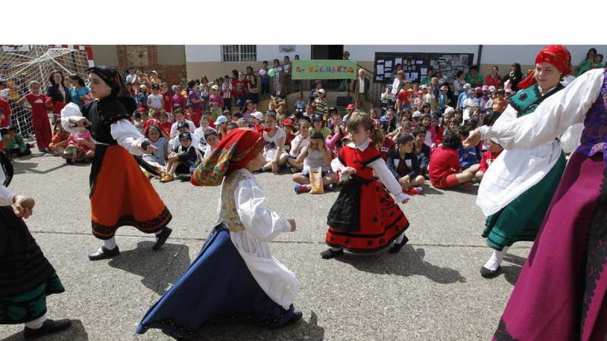 Los alumnos y alumnas del centro abrieron con sus bailes regionales los actos para celebrar el cien aniversario del colegio rural.