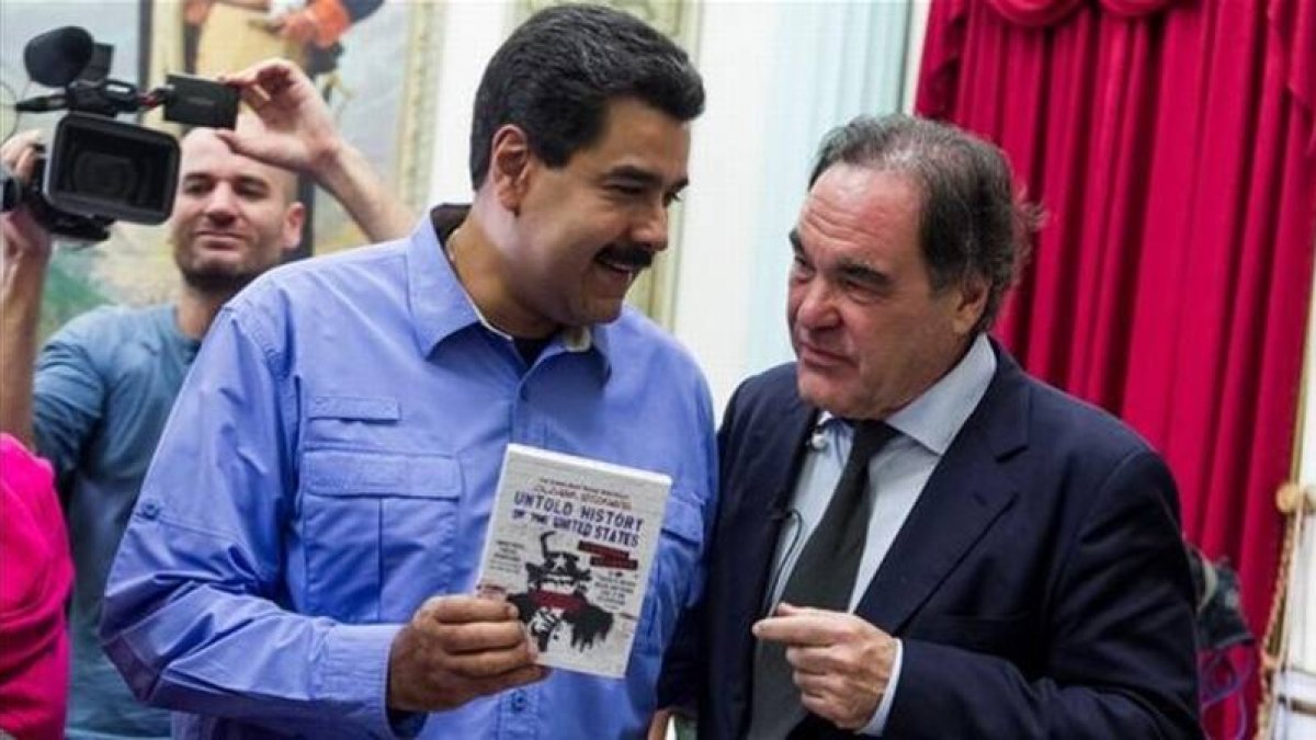 Nicolás Maduro (izquierda) y Oliver Stone, ayer, en el palacio presidencial de Miraflores, en Caracas.