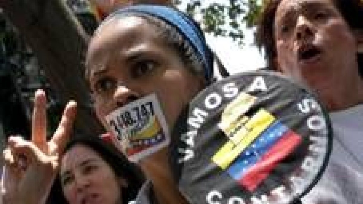 Una opositora a Chávez se manifiesta en Caracas