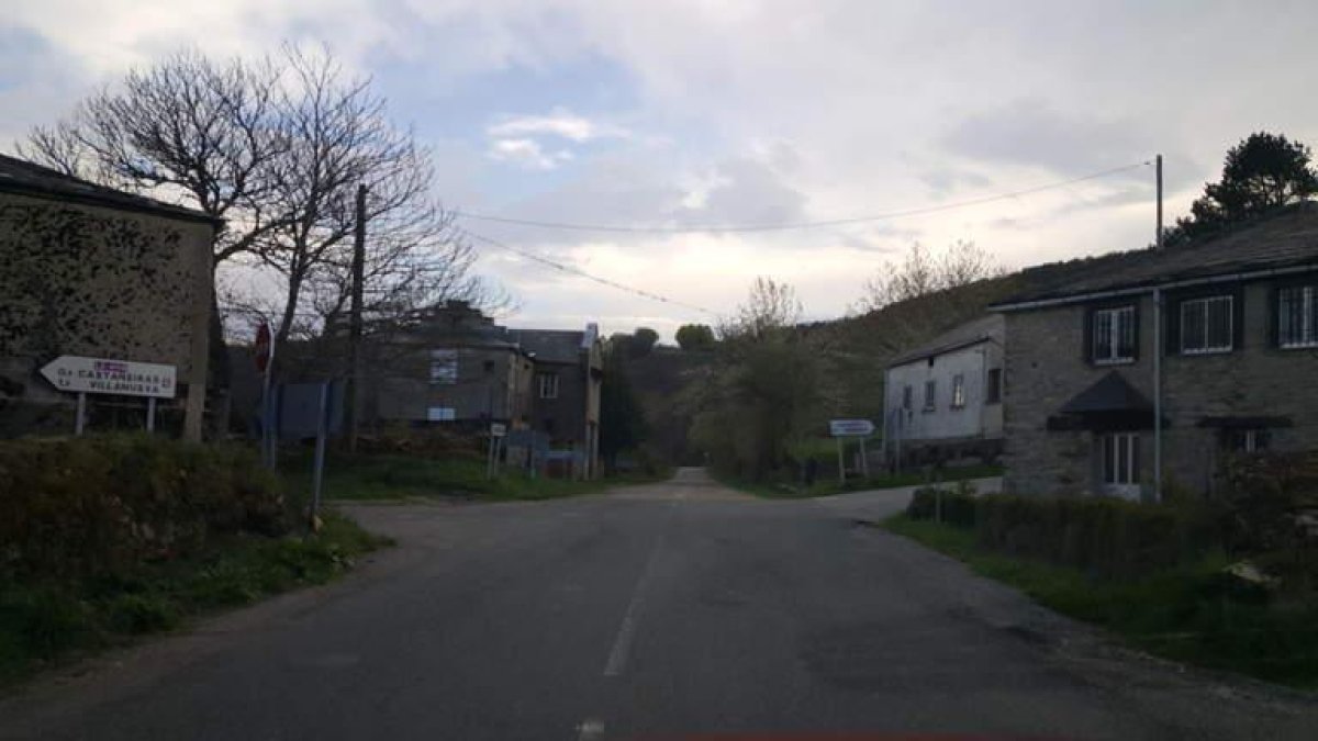 La entrada del pueblo de El Portelo con el cartel de