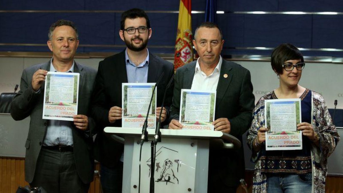 Los diputados de Compromís en el Congreso, en una rueda de prensa.