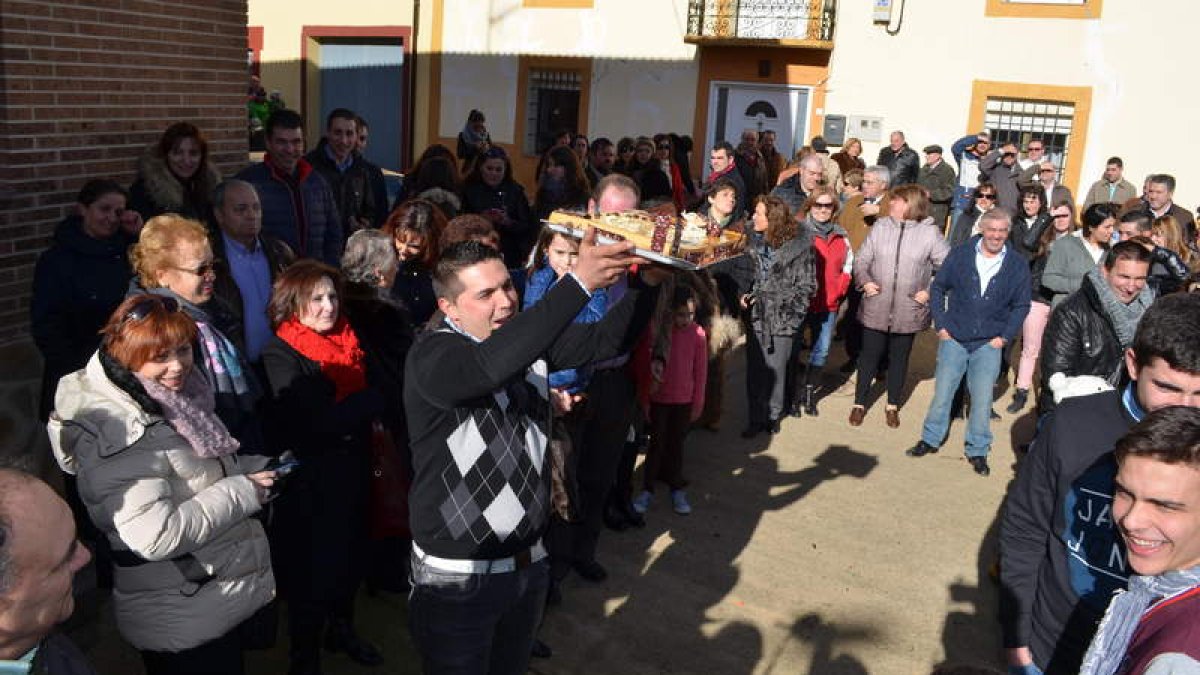 La imagen muestra el gran ambiente que hubo ayer en Algadefe durante la subasta de tartas de san Antón