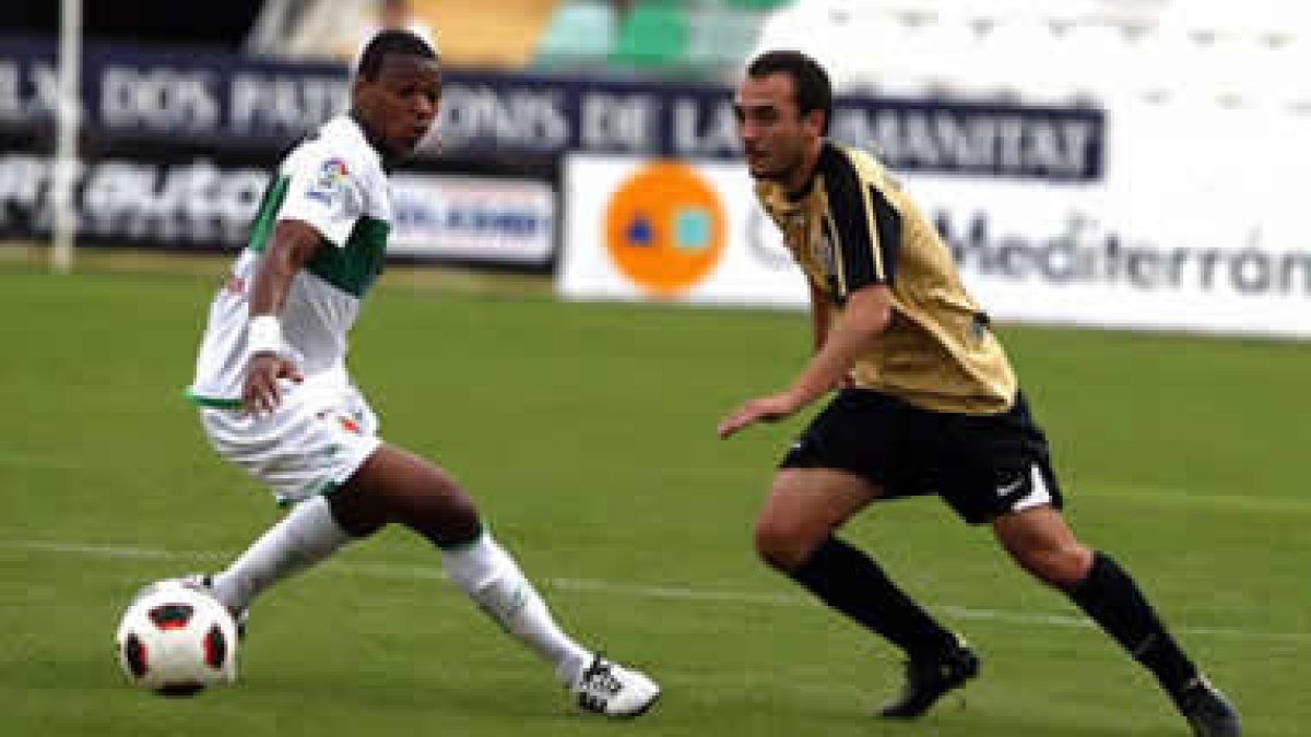 Iván Pérez, que estuvo mejor que en anteriores partidos, se va del franjiverde Wakaso.