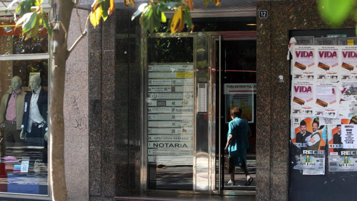 Entrada al 12 de avenida de España con el directorio de oficinas.