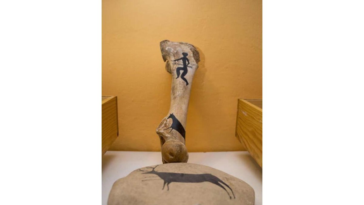 Cerca de un centenar de cuadros, distintos útiles de la vida diaria de entonces y más de 60 réplica dan forma a este museo.