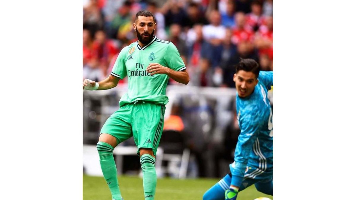 Benzemá, que anotó tres goles, fue el mejor del Real Madrid frente al Fenerbahçe. LUKAS BARTH-TUTTAS.