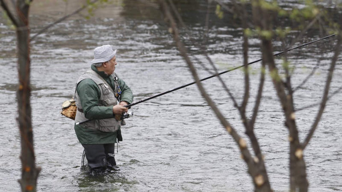 Un pescador disfruta de la jornada en el río Órbigo.