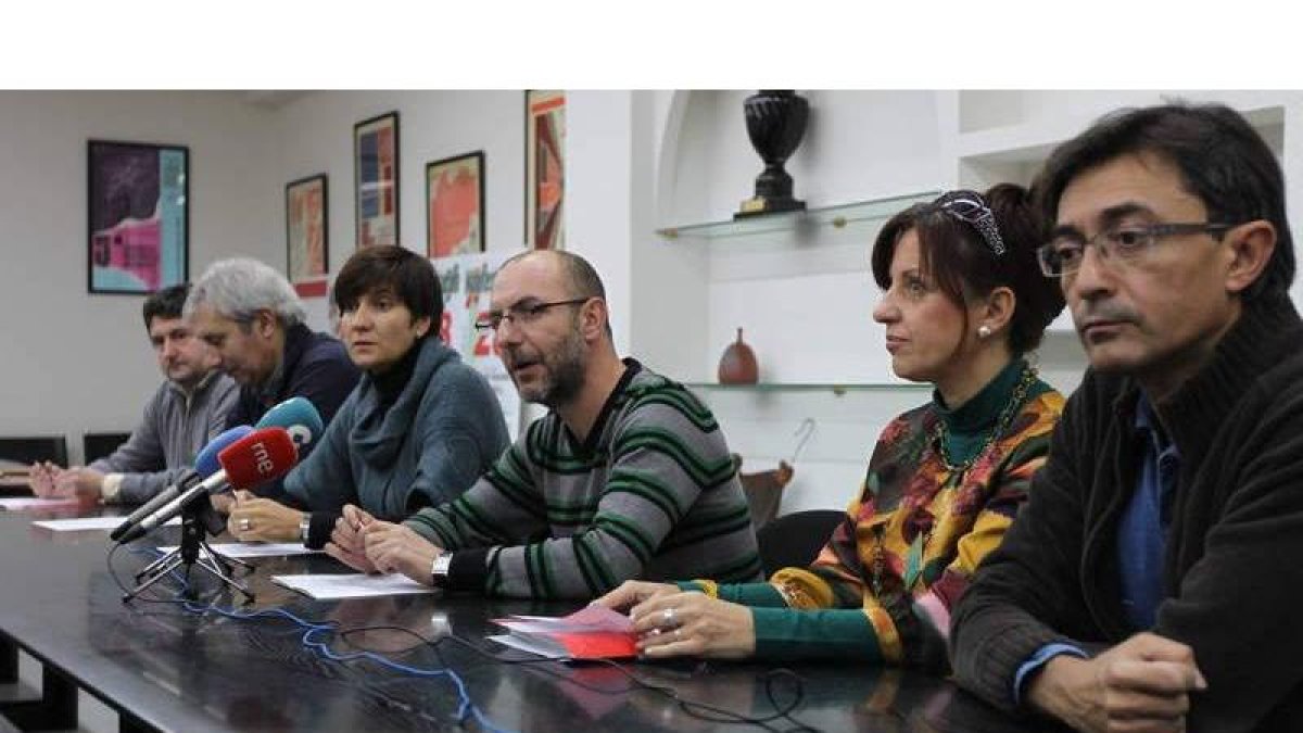 Representantes de la Junta de Personal de educación, en la rueda de prensa de ayer.