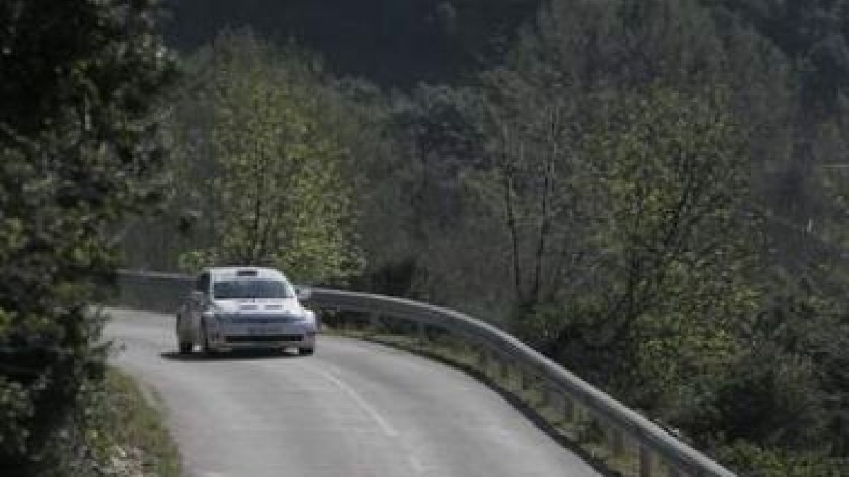 La carretera de Paradaseca durante la celebración de un rally este año.
