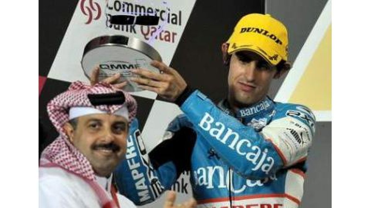 Barberá, feliz en el podio con su trofeo, después de imponerse en la carrera de 250