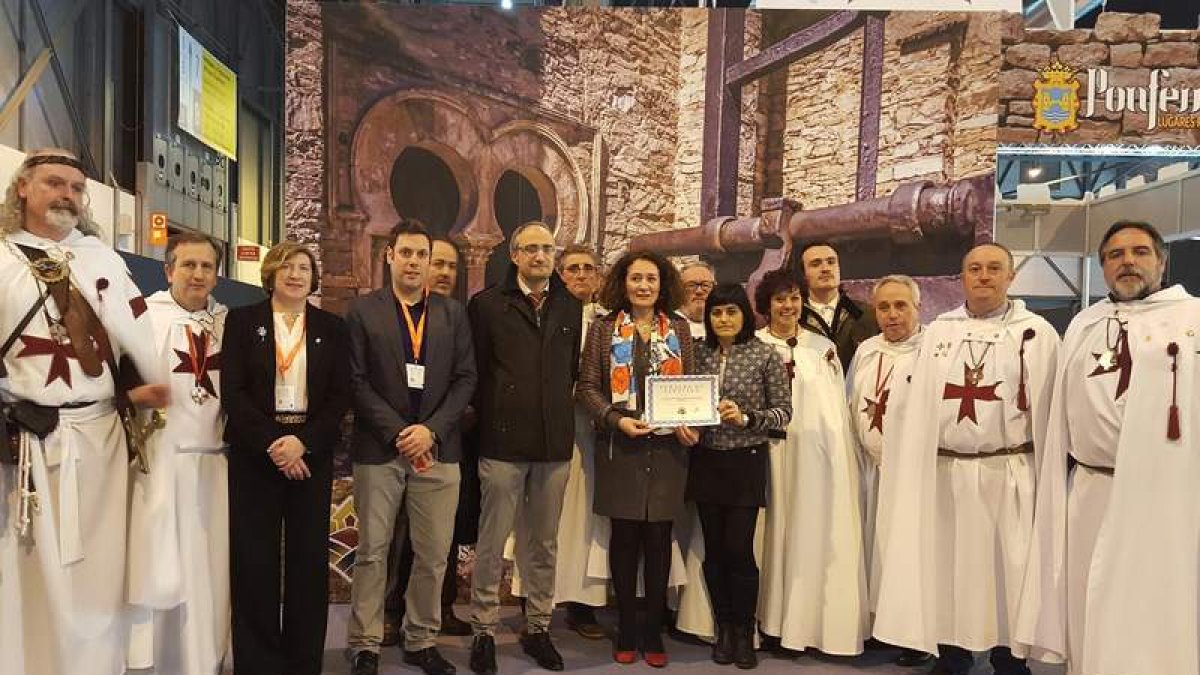 Merayo y Rodríguez sostienen el diploma acreditativo rodeadas de ediles y templarios.