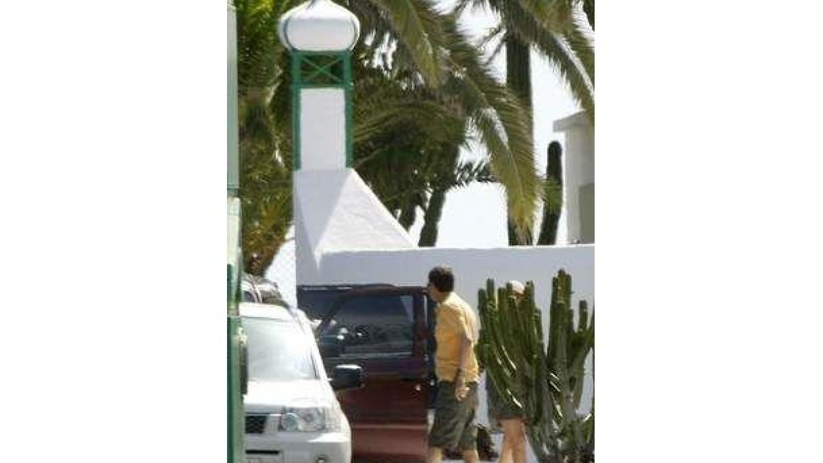 Zapatero sube a un coche en La Mareta, en Lanzarote.