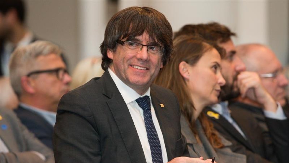 El expresidente de la Generalitat catalana Carles Puigdemont asiste al acto que 200 alcaldes independentistas celebran en Bruselas, Bélgica, el 7 de noviembre del 2017, para apoyar al cesado Gobierno catalán.
