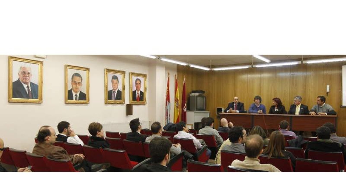 Aletic mantuvo un desayuno tecnológico con los empresarios astorganos en el salón de actos de la Cámara de Comercio.
