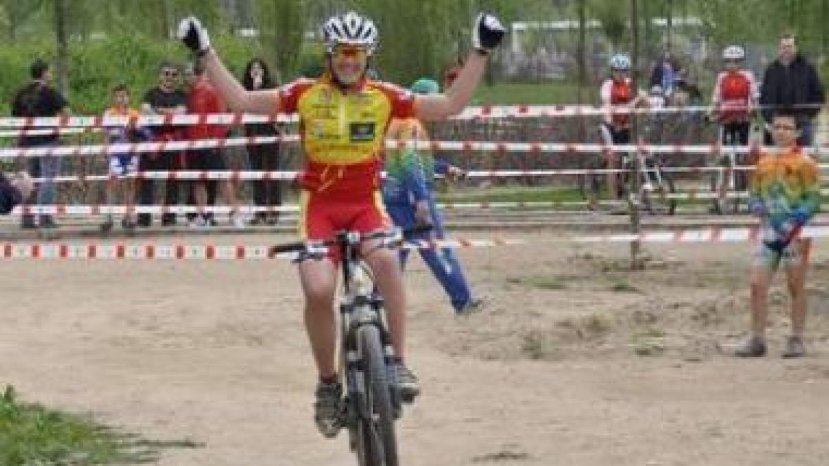 Pablo Benito celebra su triunfo en Arroyo de la Encomienda.