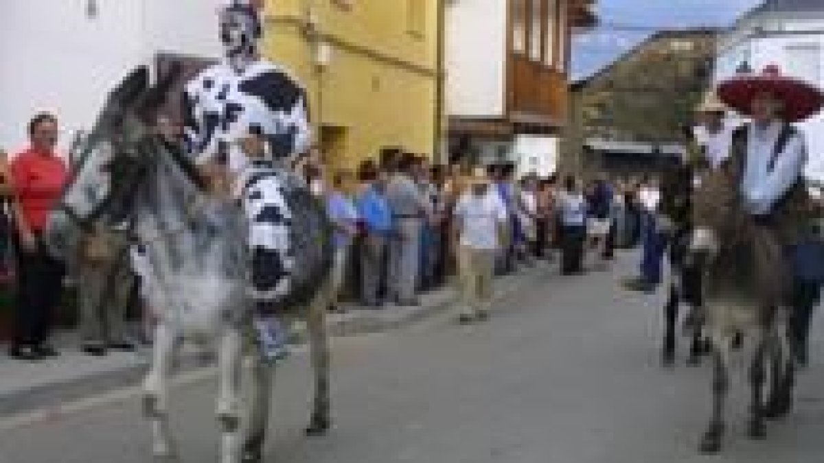 La imagen recoge un momento de la carrera de burros de la pasada edición