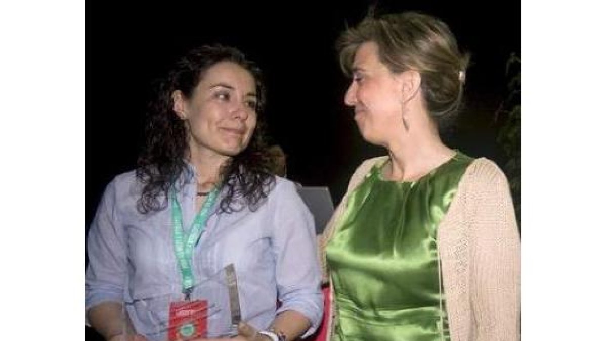 María José Salgueiro le hace entrega de una placa a Rosa Viejo, la esposa de Cidón.