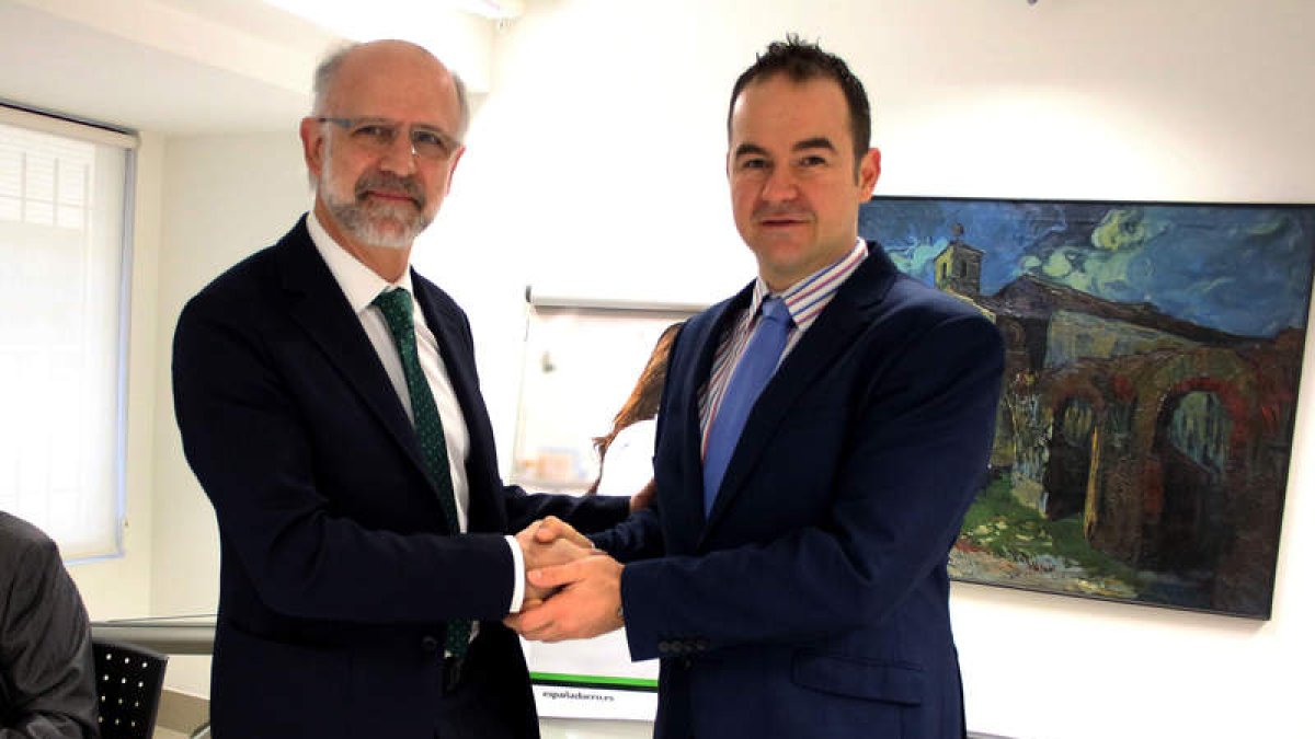 Sánchez Seco y Ciézar Villanueva firmaron el acuerdo de colaboración ayer en Ponferrada. DL