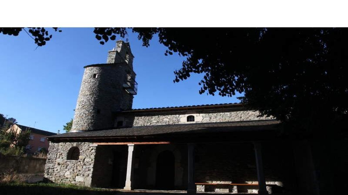 La iglesia de Murias de Paredes, localidad que el domingo celebrará su feria de artesanía.