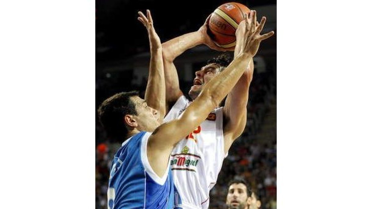 Sergio Llull intenta anotar una canasta ante la marca del griego Nikolaos Zisis.