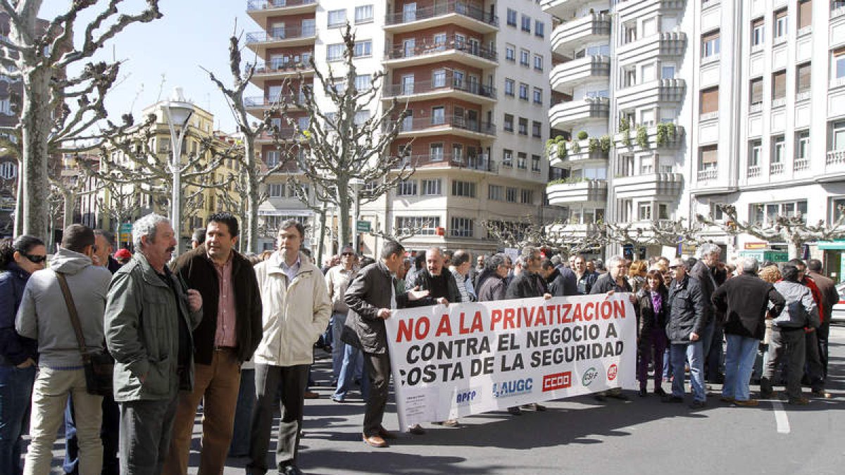 La protesta tuvo lugar ayer ante la sede de la Subdelegación del Gobierno.