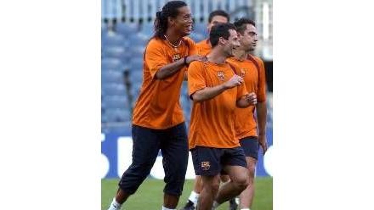 Ronaldinho bromea con Giuly en presencia de Xavi en el entrenamiento