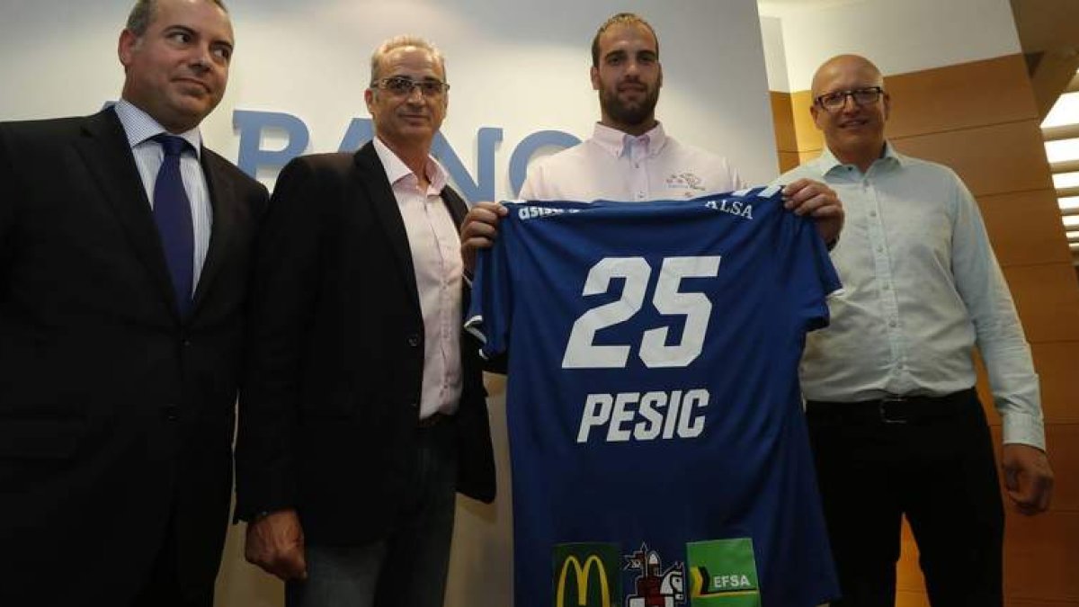 Pesic con su nueva camiseta en la presentación junto al técnico Guijosa y directivos del Ademar y de Abanca. JESÚS